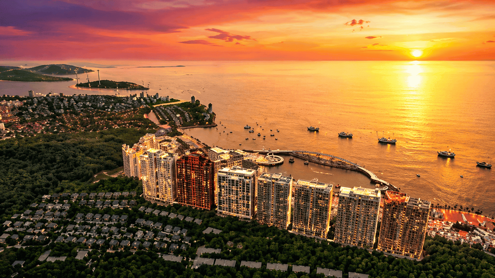 Toàn cảnh các tòa tháp cao tầng The Sunset vươn mình kiêu hãnh, trở thành biểu tượng kiến trúc mới tại thị trấn Hoàng Hôn. Diện mạo mới nhất của The Sunset Phú Quốc với các hạng mục hạ tầng và cảnh quan đang được hoàn thiện tỉ mỉ.