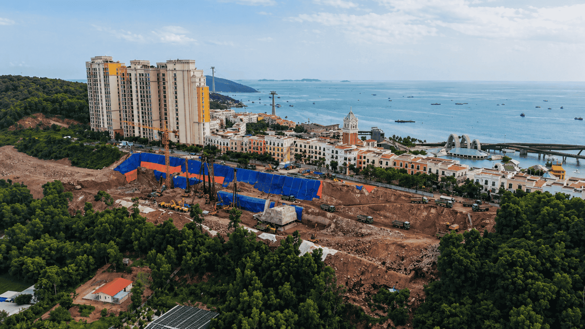 Hình ảnh tiến độ thi công thần tốc tại công trường The Sunset Phú Quốc, đảm bảo bàn giao căn hộ đúng thời hạn cam kết.